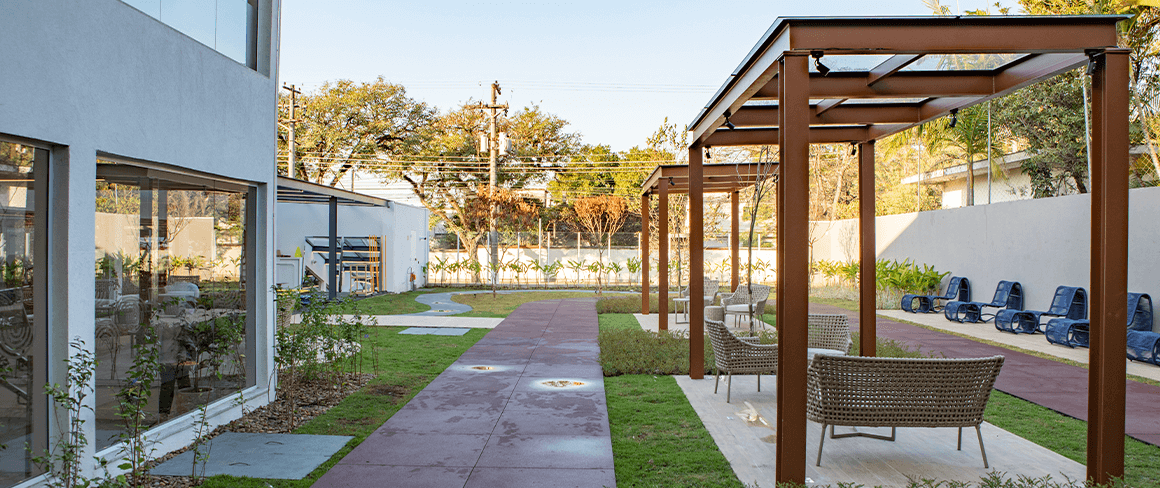 Ambiente externo com espaço para corrida